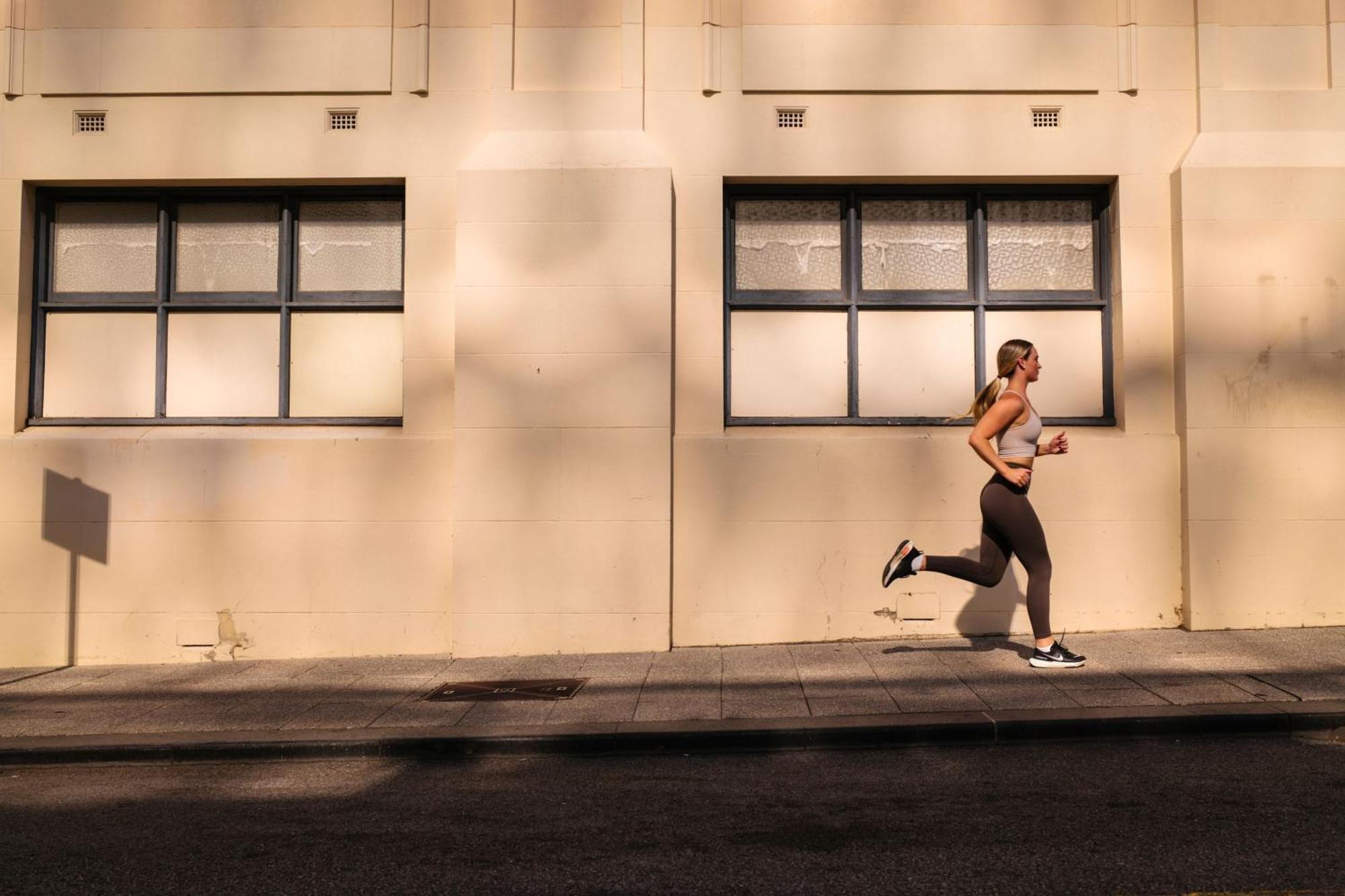 מלון The Westin פרת'' מראה חיצוני תמונה A woman jogging in the evening